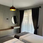 Bendis - For 8 People In The Center Of *