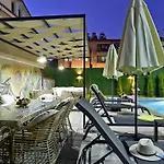 Bendis - For 8 People In The Center Of