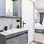 Bendis - For 8 People In The Center Of