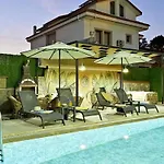 Bendis - For 8 People In The Center Of