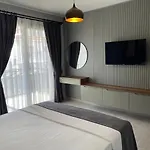 Bendis - For 8 People In The Center Of *