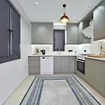 Bendis - For 8 People In The Center Of
