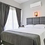 Bendis - For 8 People In The Center Of