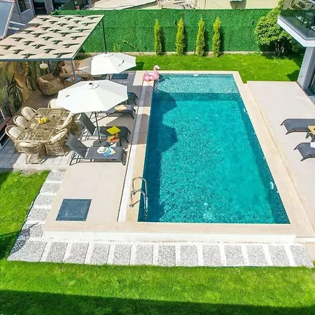 Willa Bendis - For 8 People In The Center Of