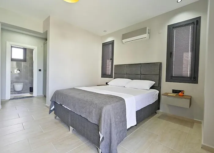 Bendis - For 8 People In The Center Of