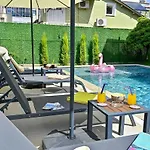 Bendis - For 8 People In The Center Of *
