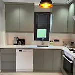 Bendis - For 8 People In The Center Of *